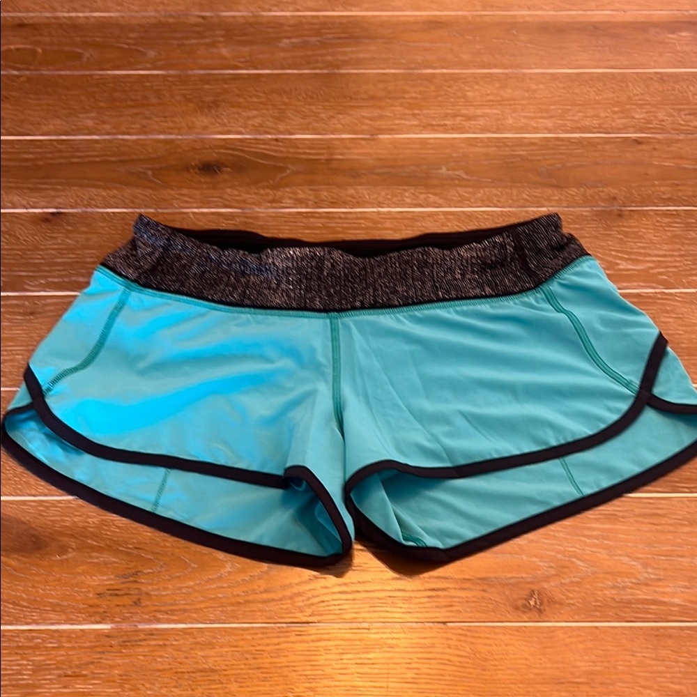 Lululemon size 6 shorts 2.5” inseam euc
